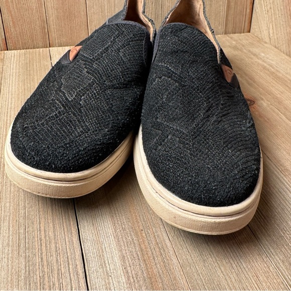 OluKai Womens 6.5 Black Snake Embossed Suede Leather Slip On Loafers Shoes - Picture 3 of 8